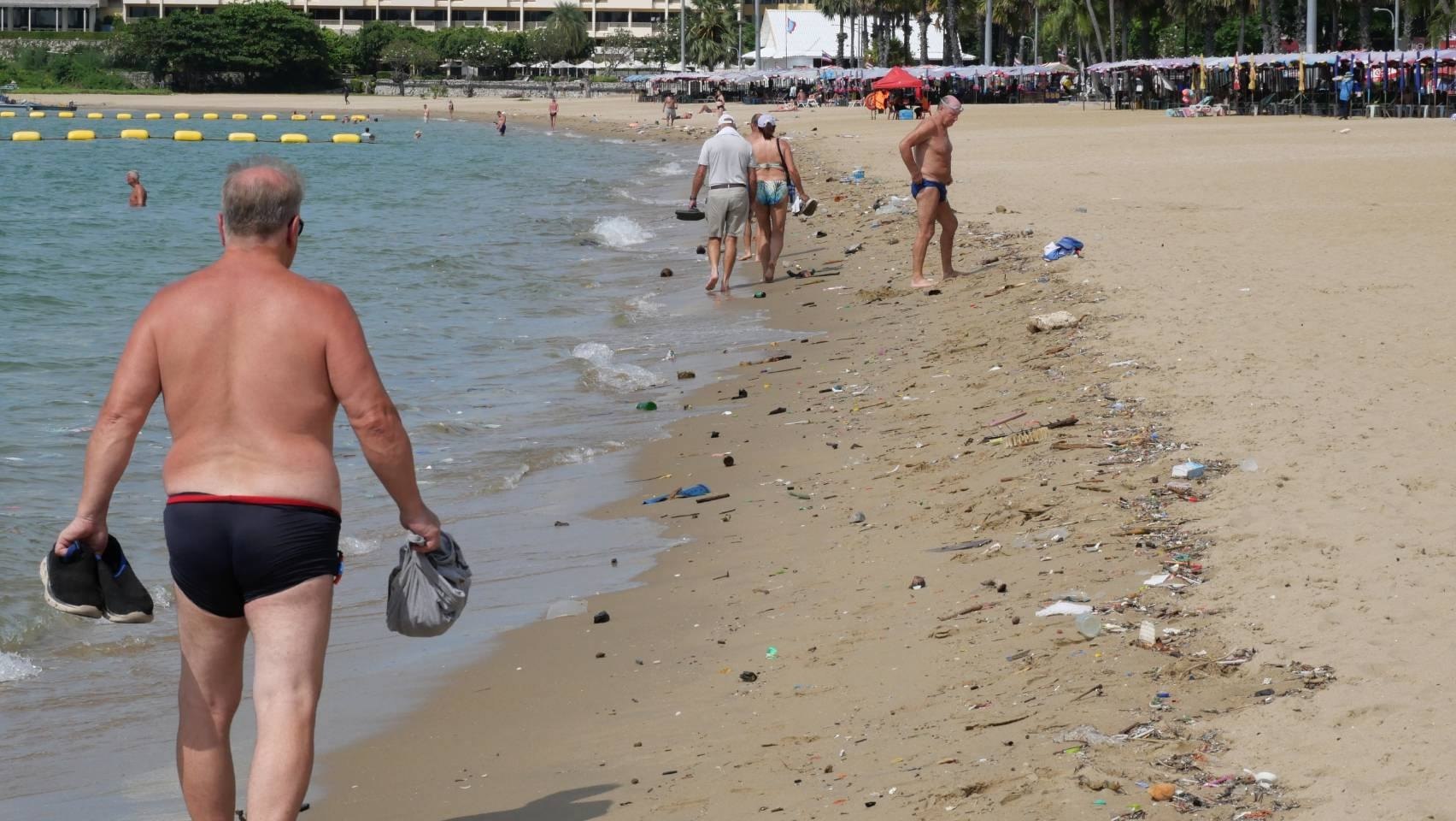 Паттайя очищает пляжи после дождей