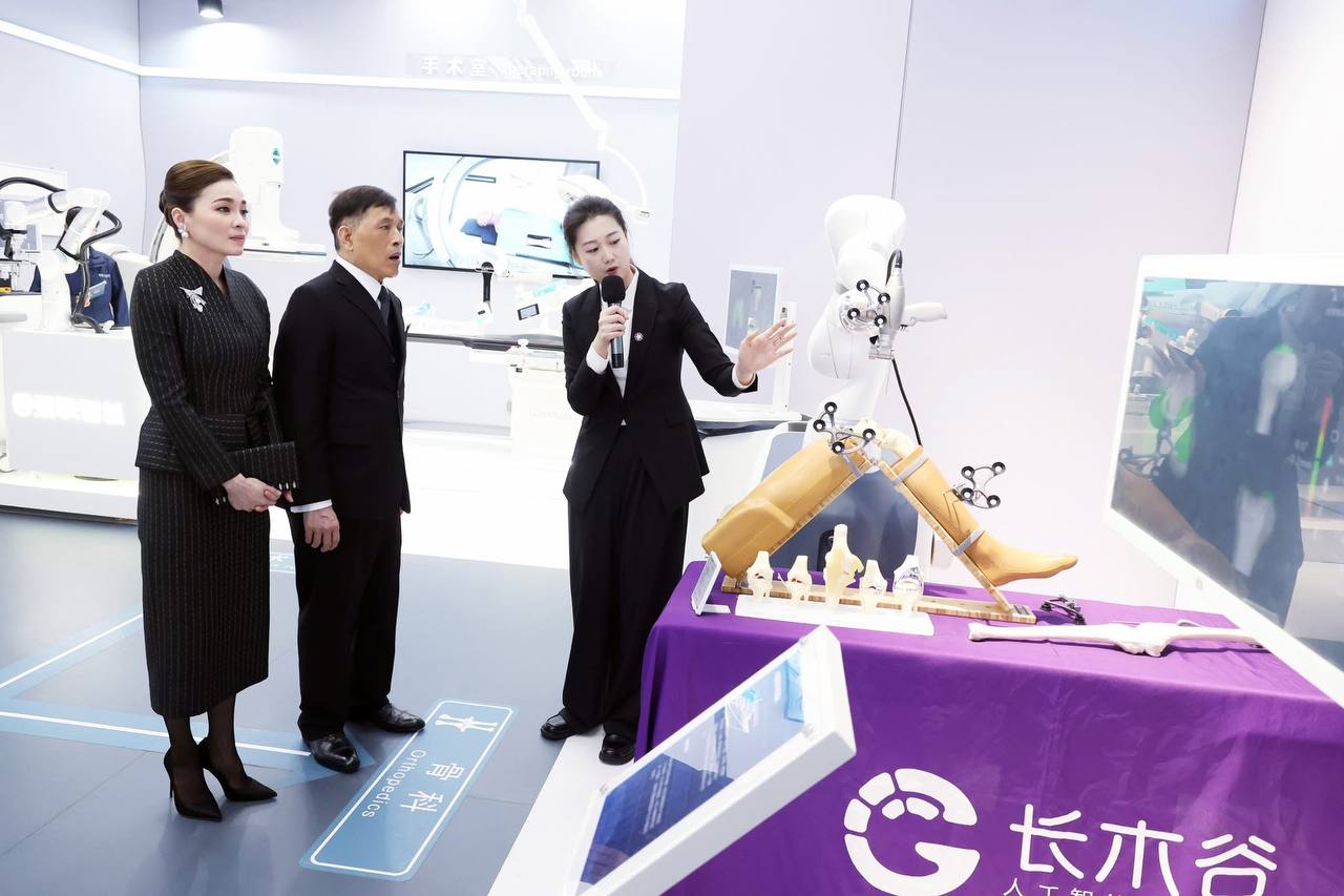 Королевский визит в центр робототехники