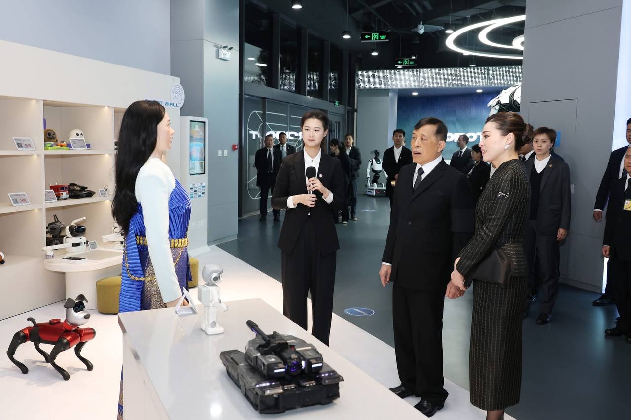 Королевский визит в центр робототехники