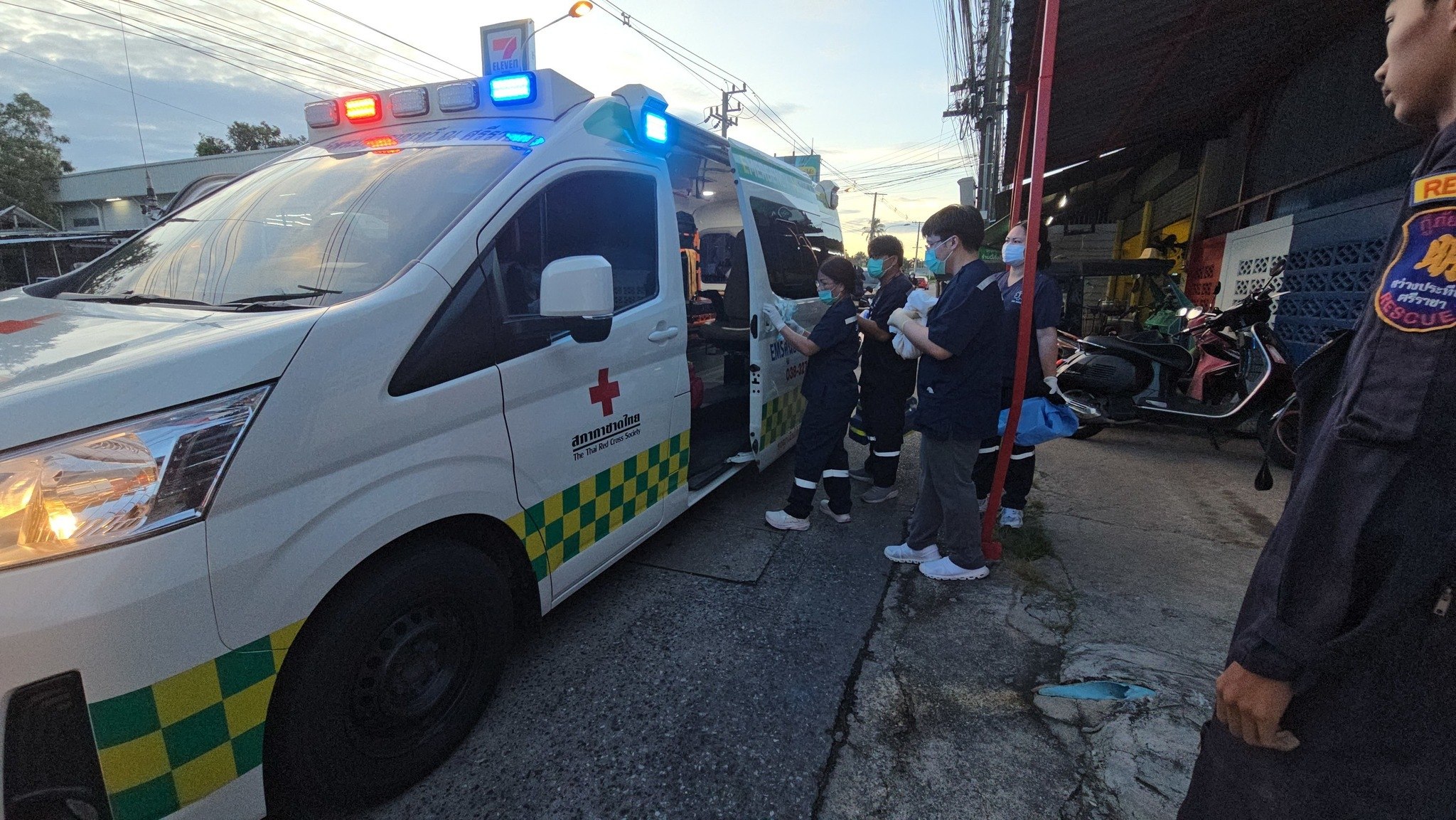 Рождение ребенка в пикапе в Чонбури