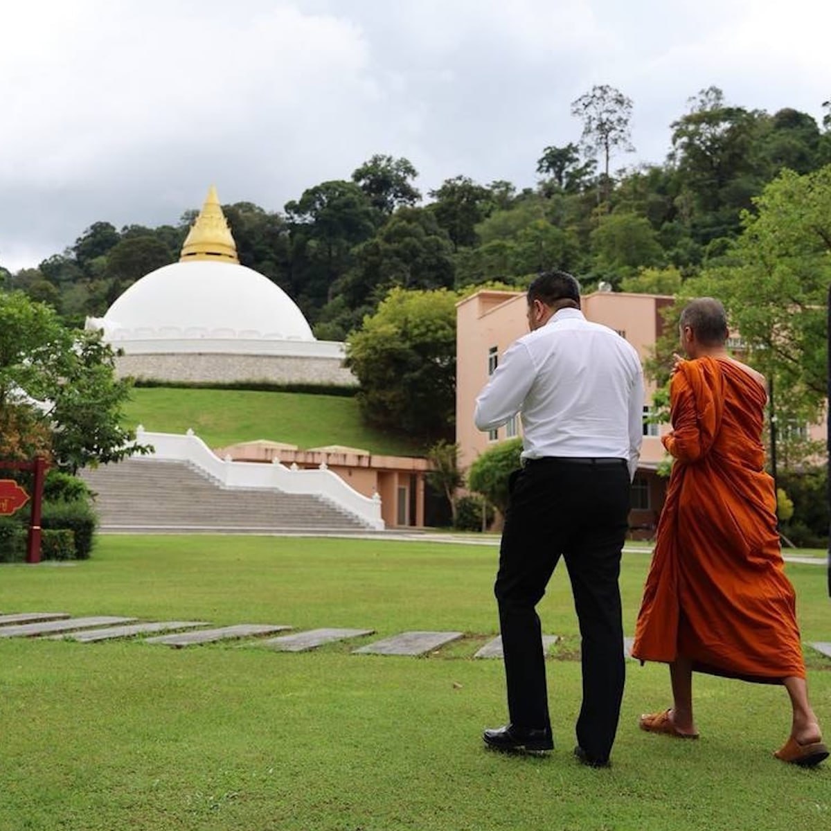 Новый губернатор Пхукета посетил памятник