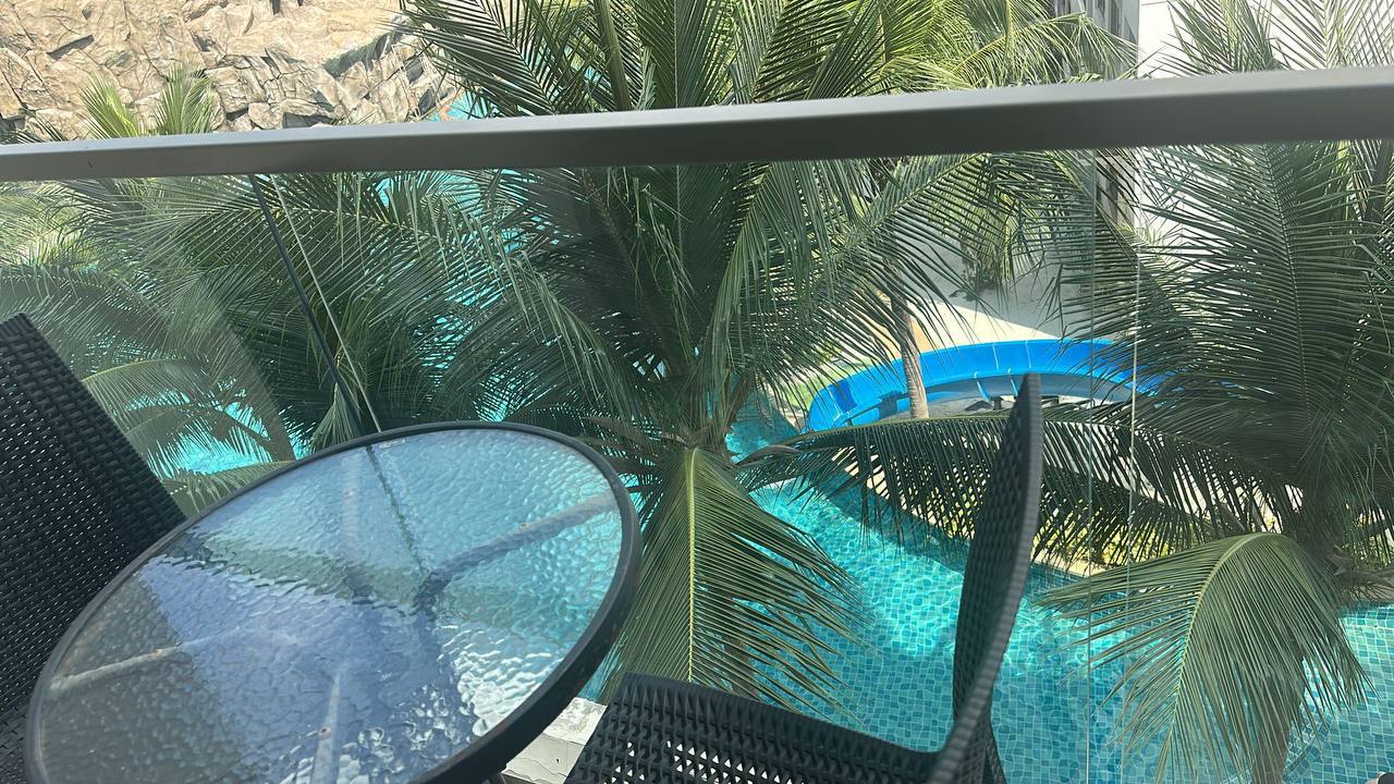 Семейный номер с видом на бассейн