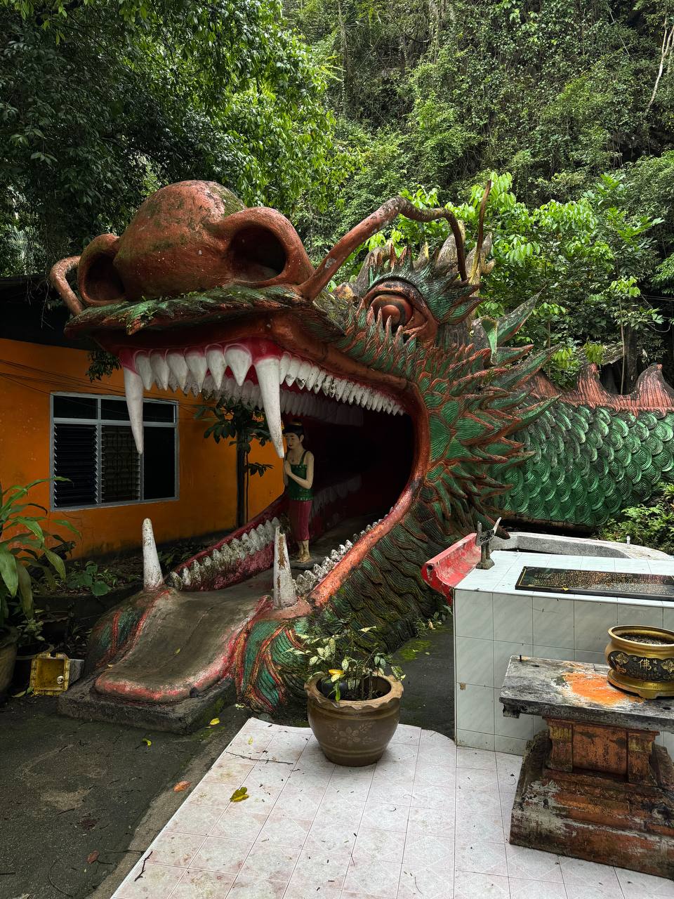 Храм рая и ада в Пхангнга