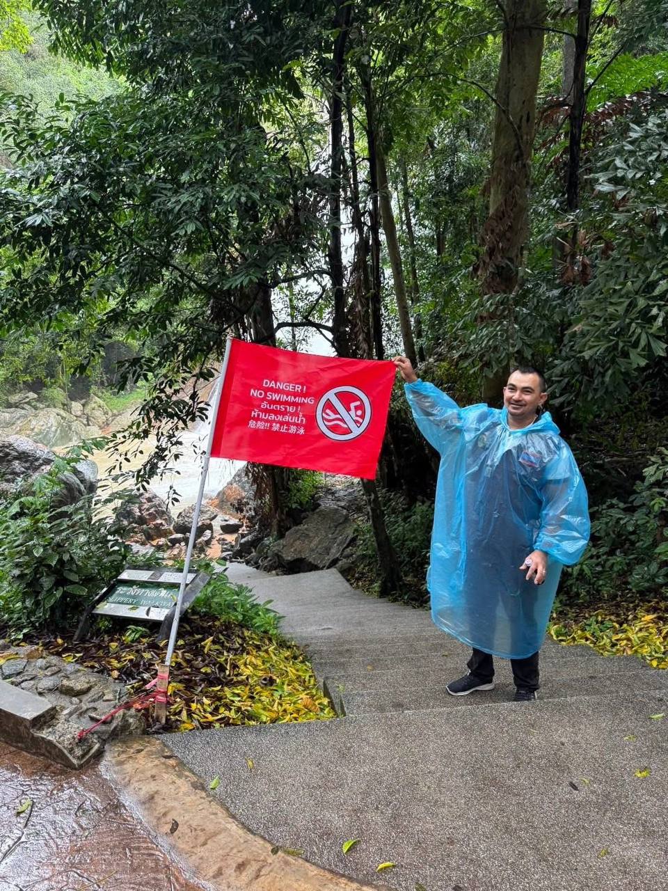 Красный флаг у водопада Намуанг 1