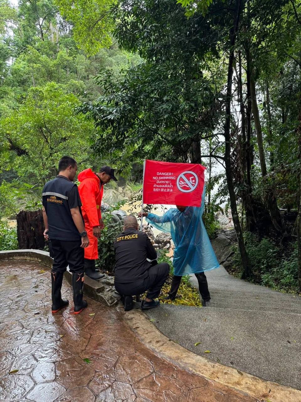 Красный флаг у водопада Намуанг 1