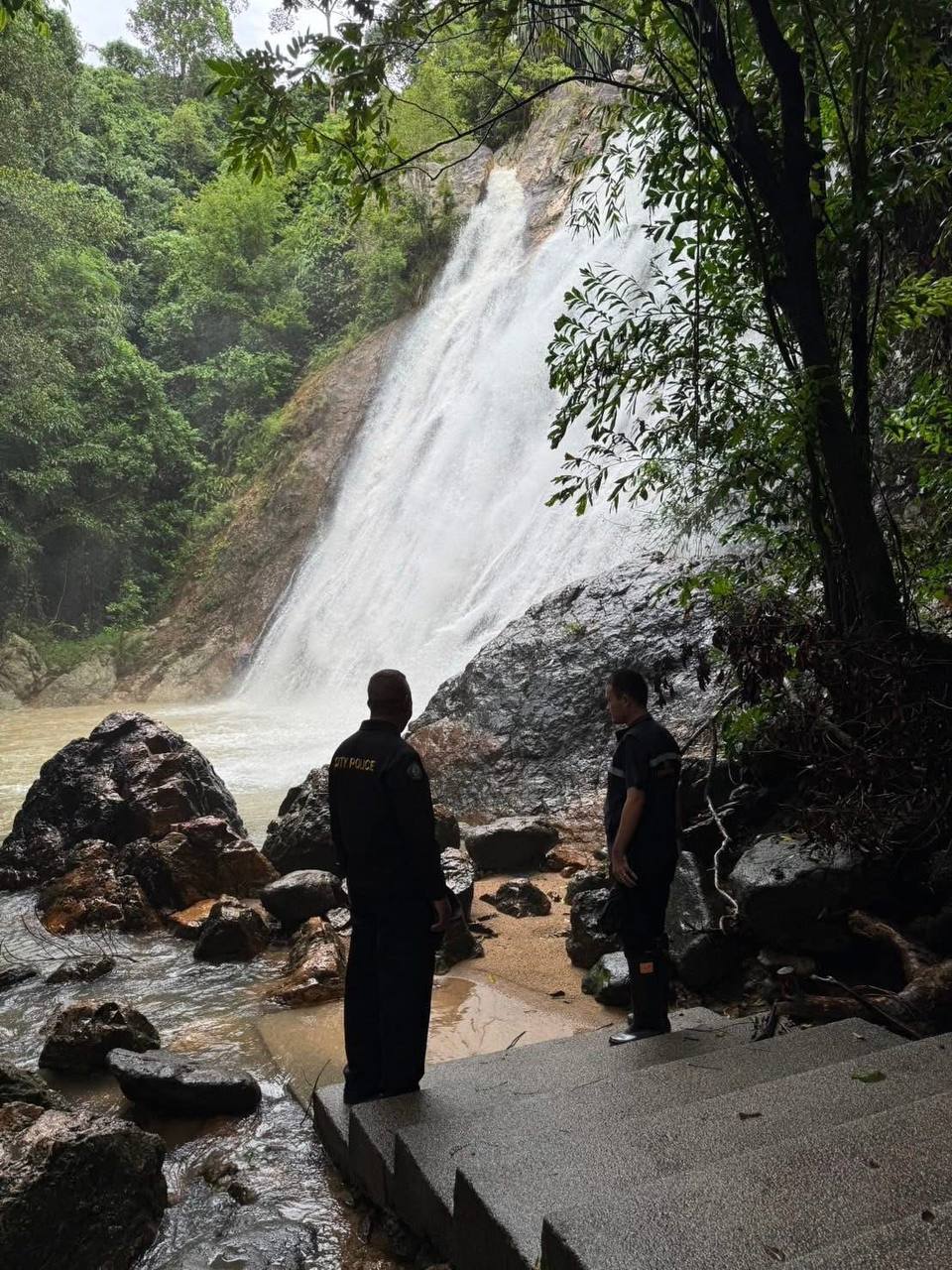 Красный флаг у водопада Намуанг 1