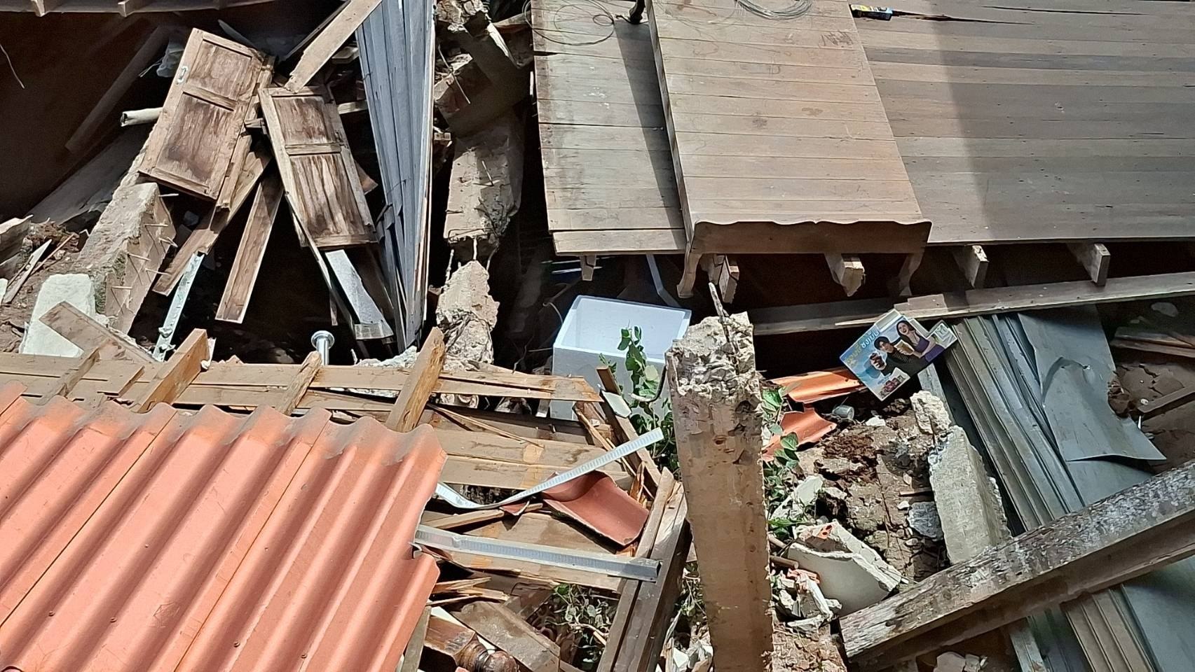 Бедствие в Уттарадите: дома рушатся