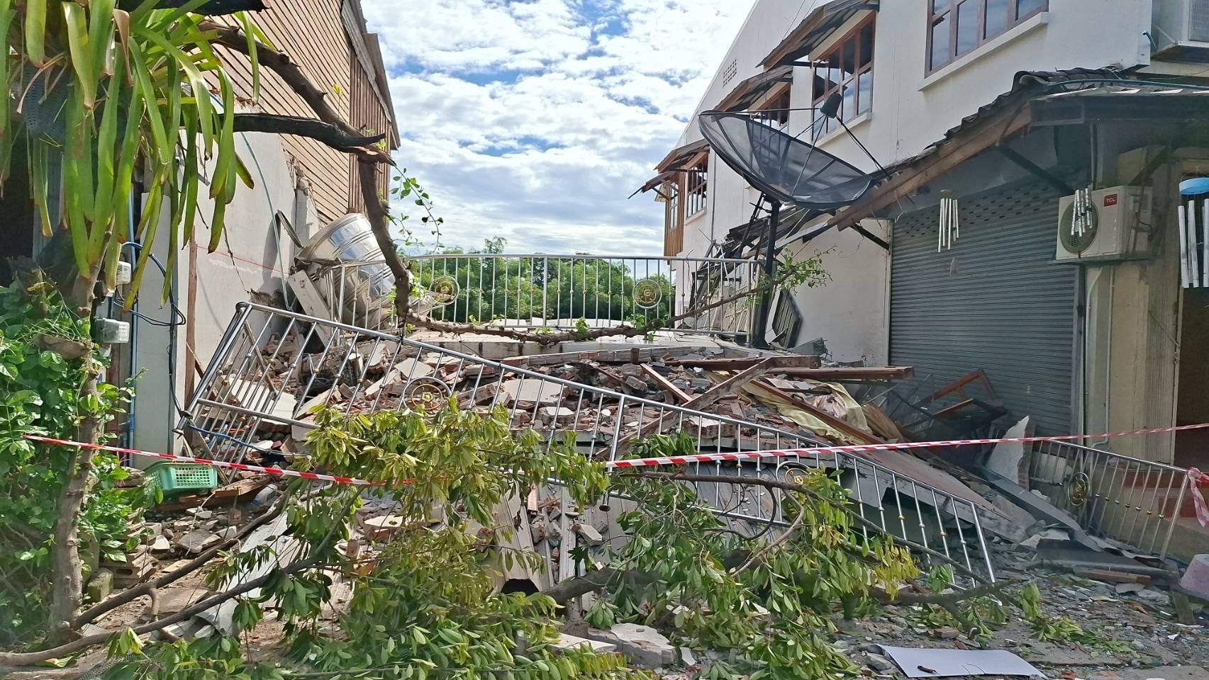 Бедствие в Уттарадите: дома рушатся