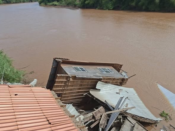 Бедствие в Уттарадите: дома рушатся