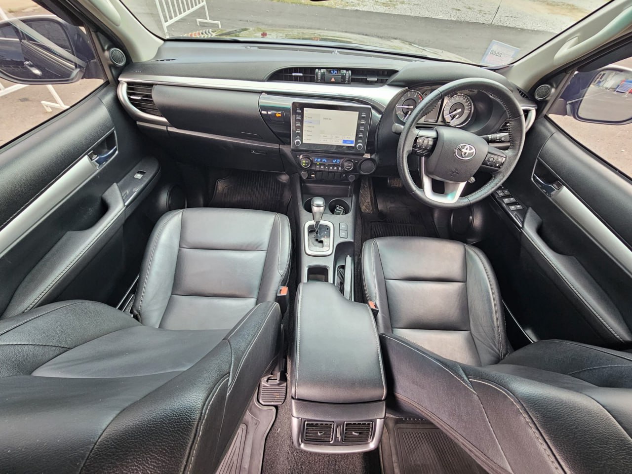 Продажа автомобиля и максискутера в Паттае