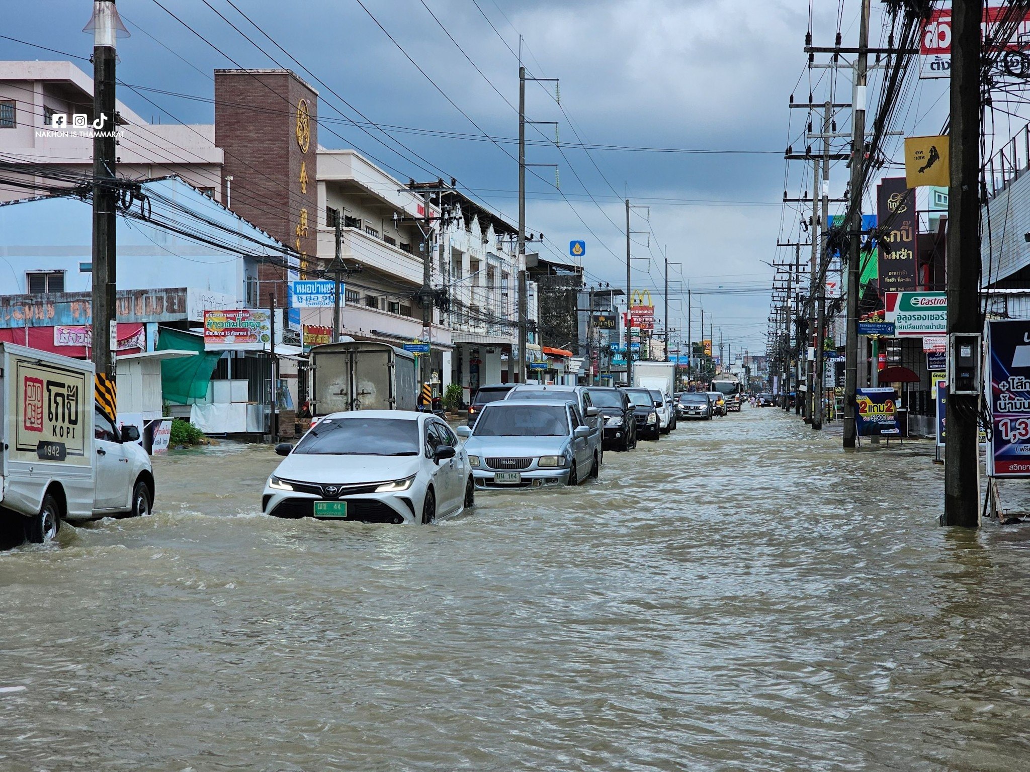 Сложная ситуация с наводнением в Накхонситхаммарате