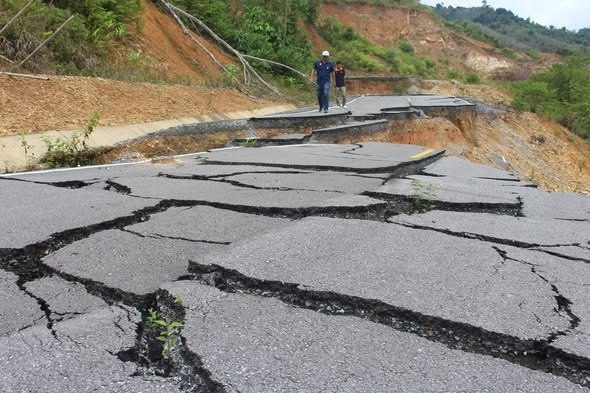 Разрушена дорога в Яле после ливней