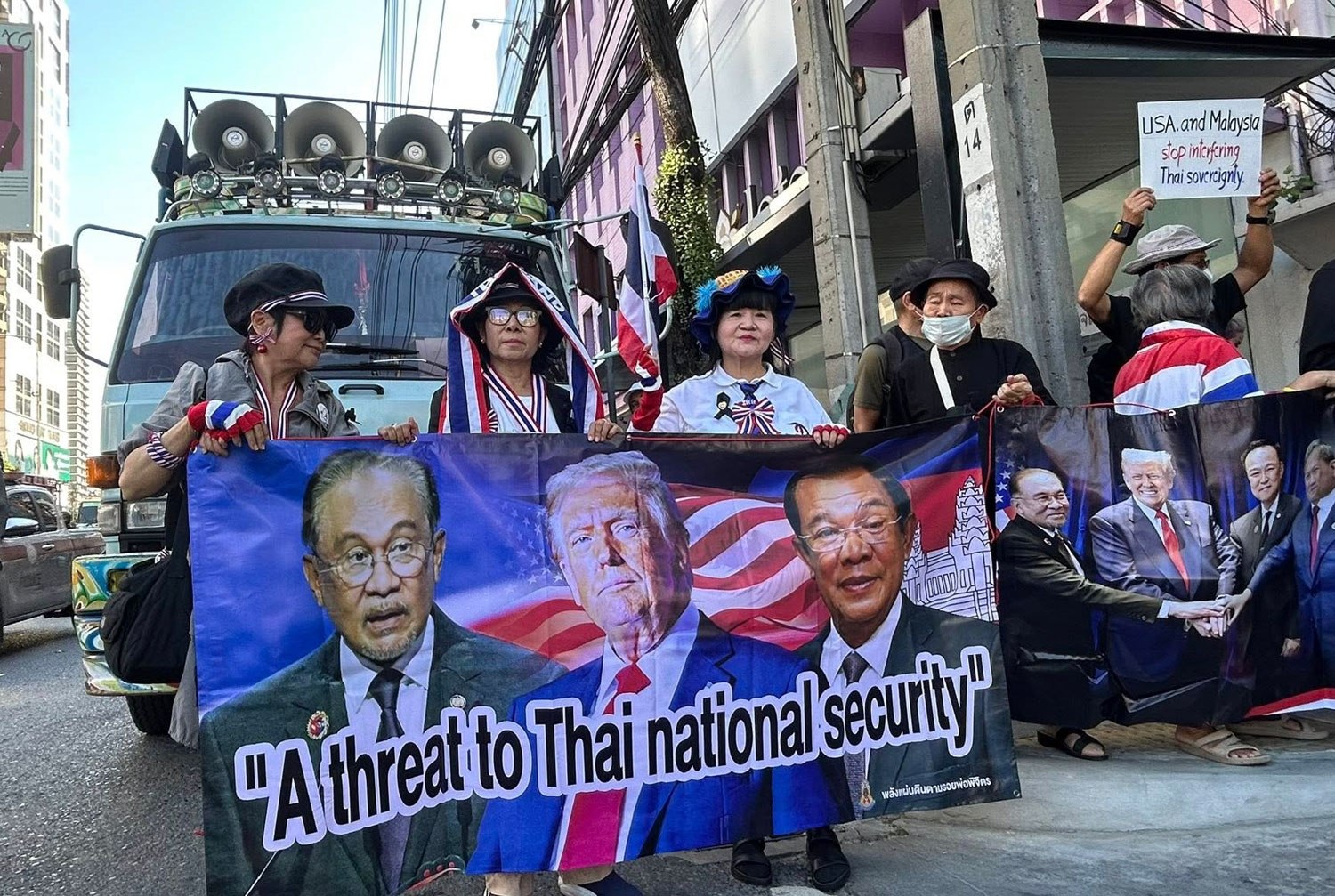 Протесты у посольств в Бангкоке