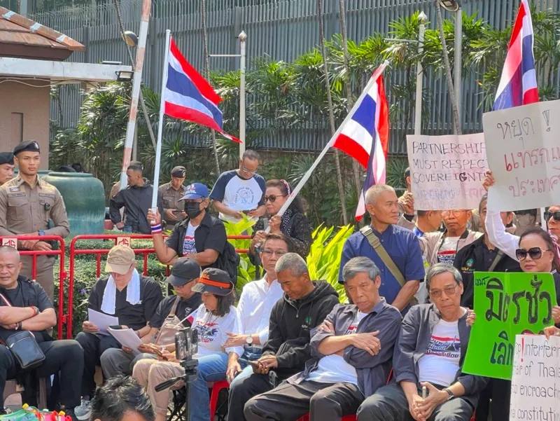 Протесты у посольств в Бангкоке