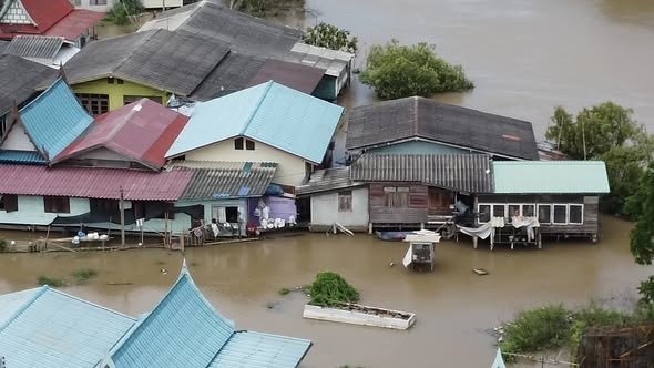Критическая ситуация с наводнениями в Аюттхае