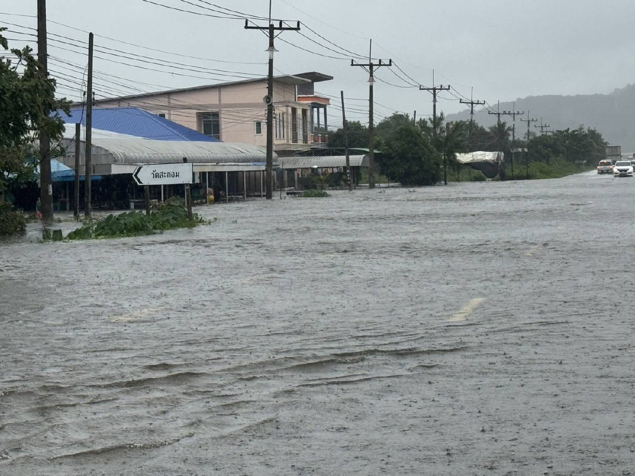 Наводнение на трассе 404 в Таиланде