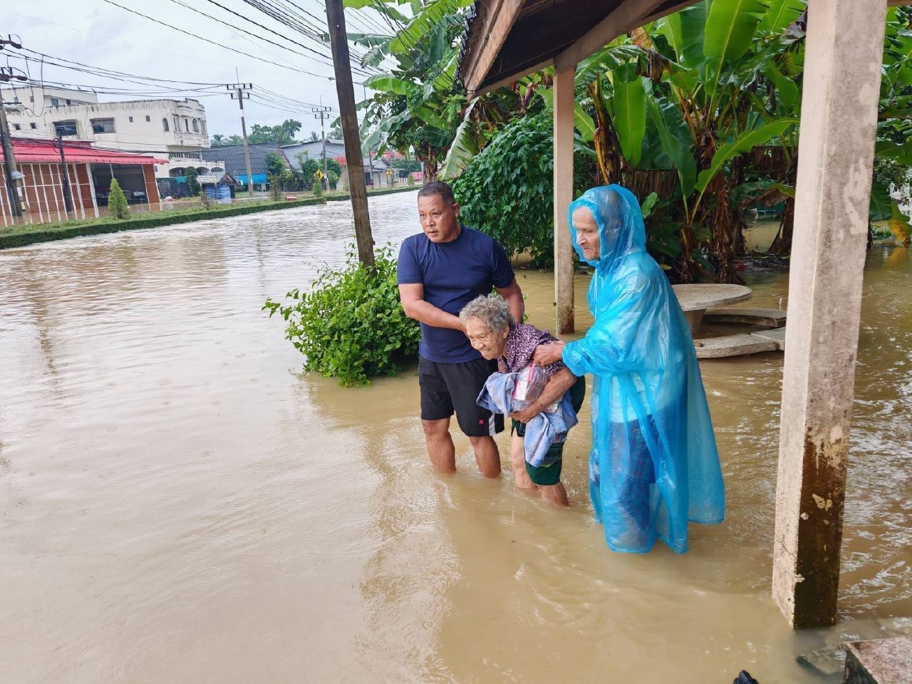Наводнение на трассе 404 в Таиланде
