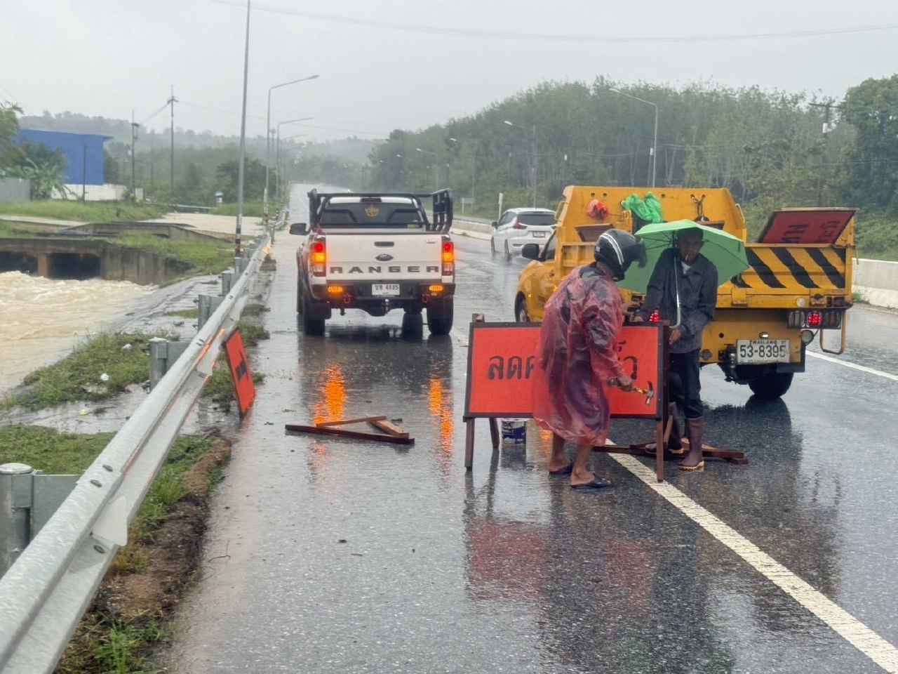 Наводнение на трассе 404 в Таиланде