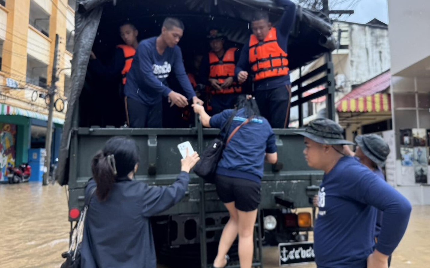 Эвакуация туристов в Хатьяе из-за наводнения