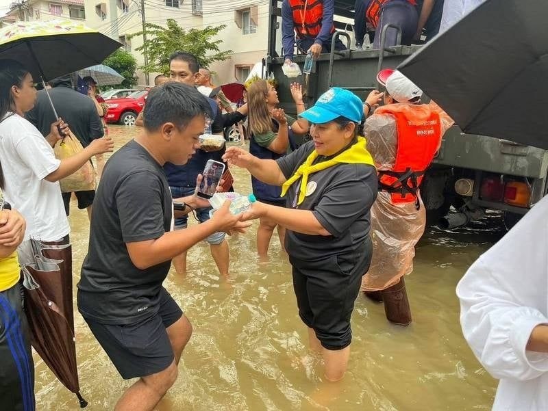 Помощь пострадавшим от наводнения в Таиланде