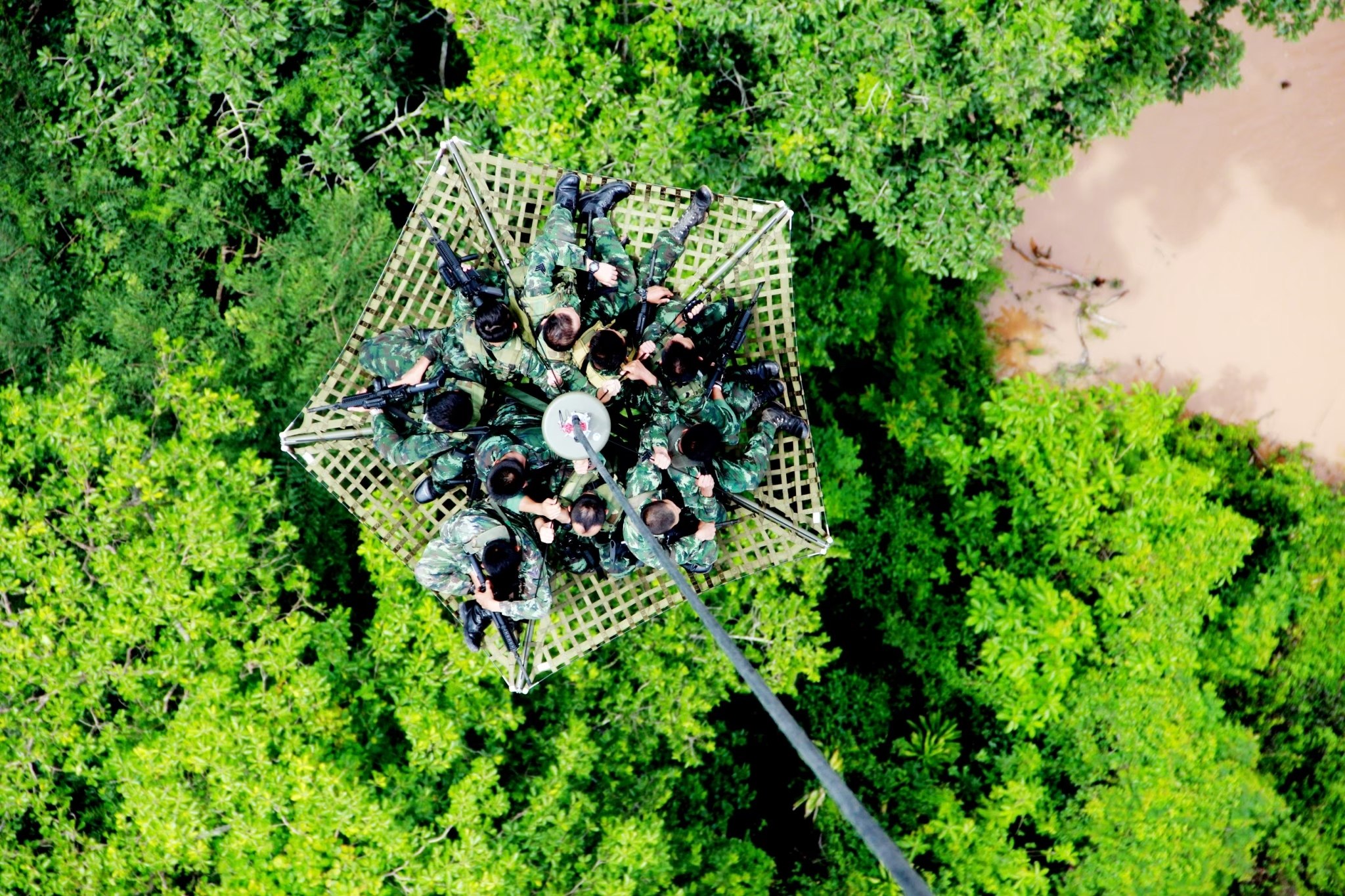 Армия Таиланда помогает пострадавшим от наводнений