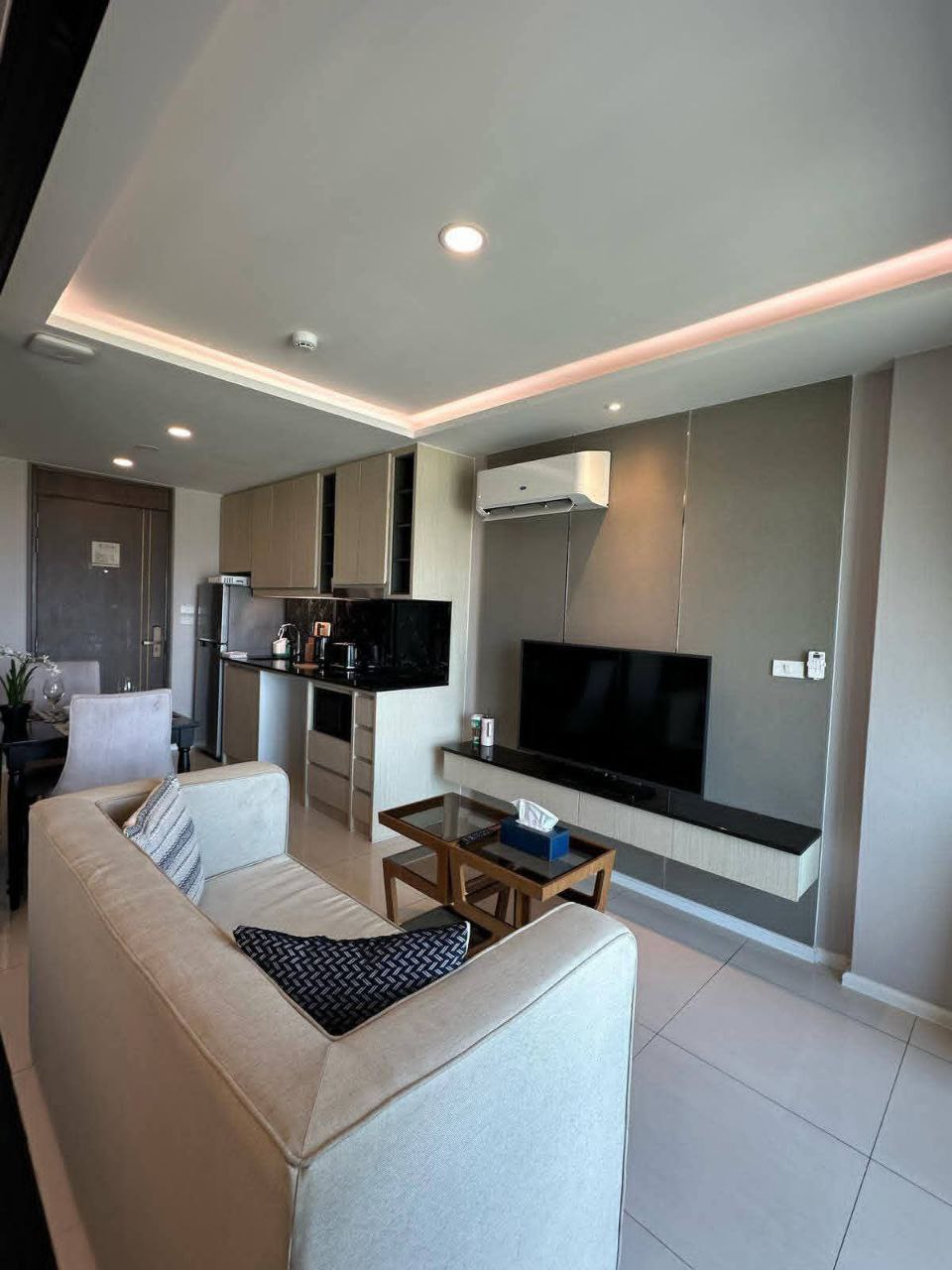 Современная меблированная квартира с бассейном