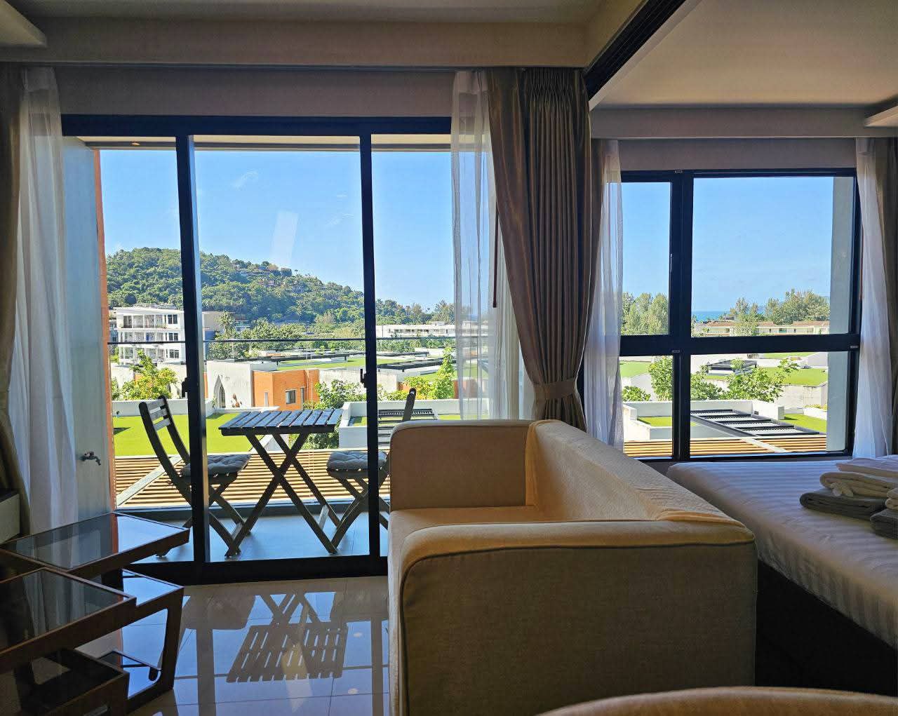 Современная меблированная квартира с бассейном