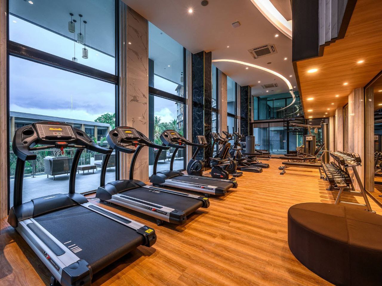 Современная меблированная квартира с бассейном