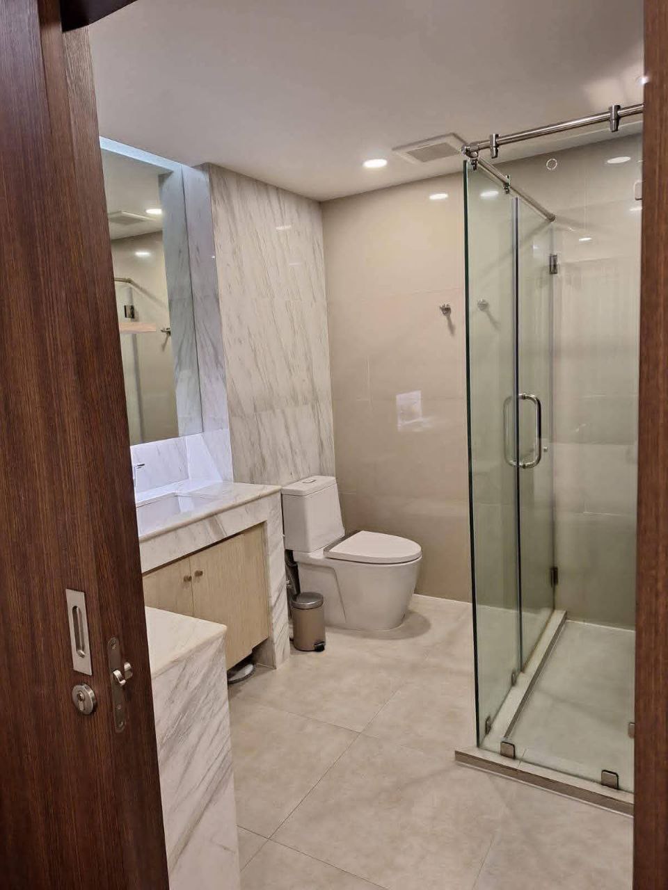 Современная меблированная квартира с бассейном