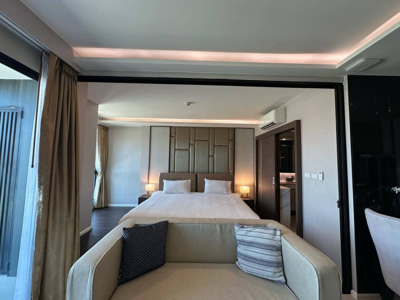 Современная меблированная квартира с бассейном