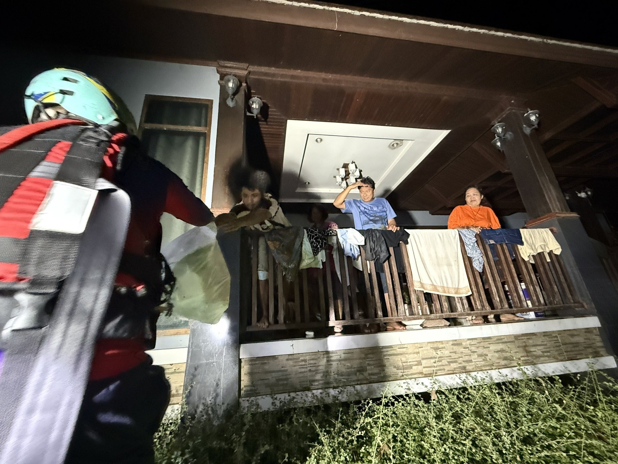 Герои спасают пострадавших от наводнения