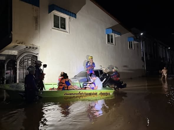 Герои спасают пострадавших от наводнения