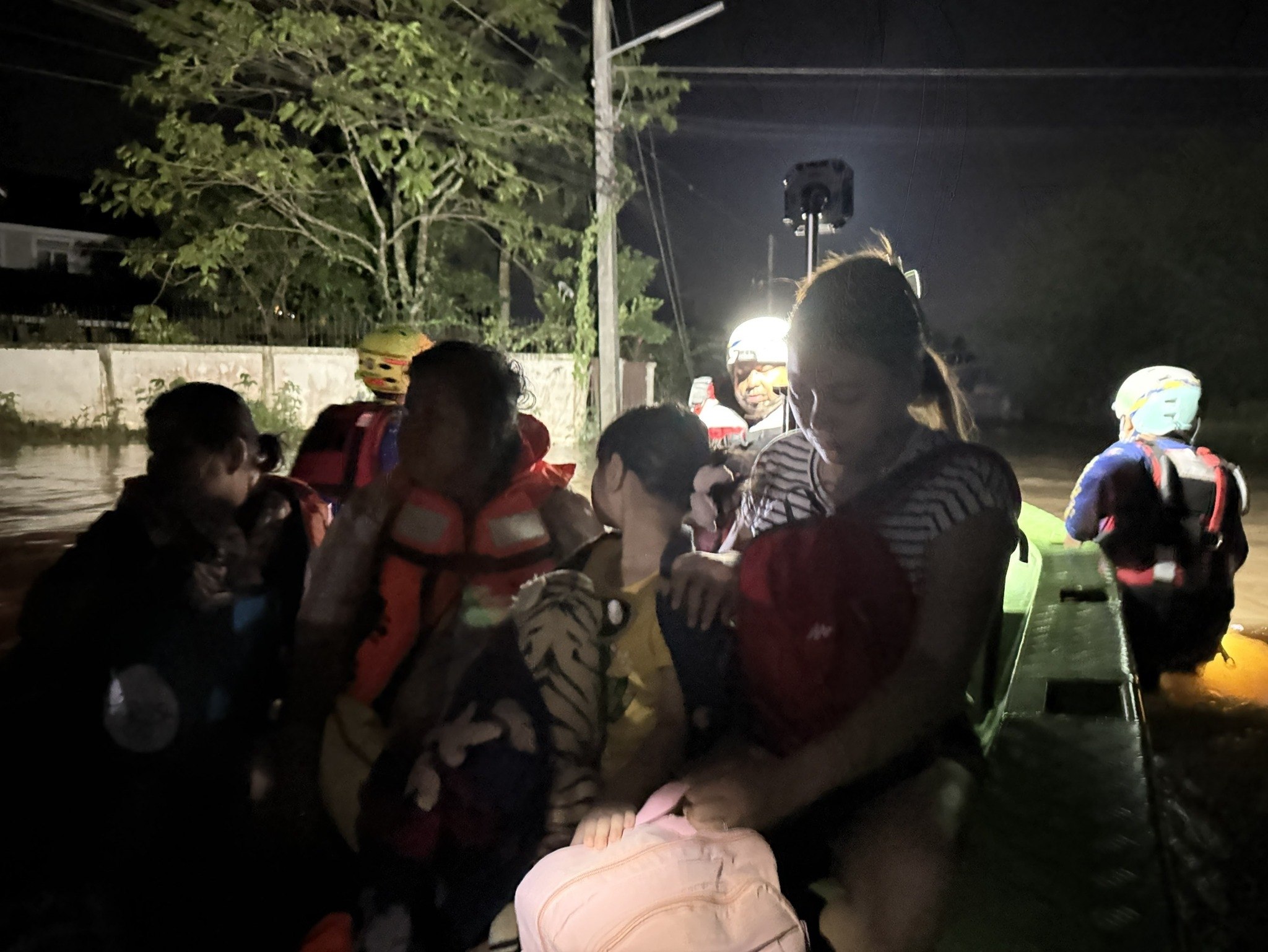 Герои спасают пострадавших от наводнения