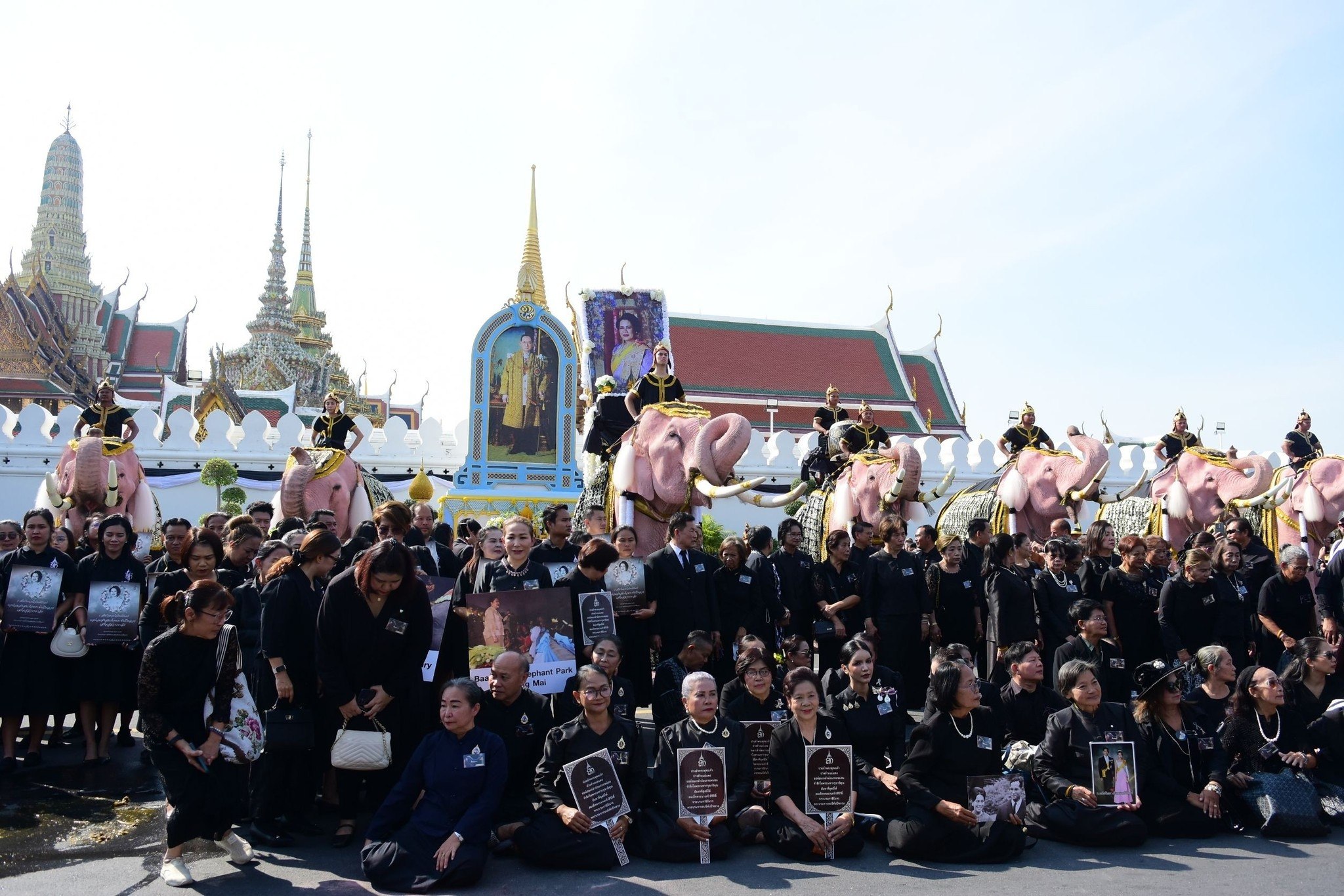 Церемония почтения королеве-матери Сирикит