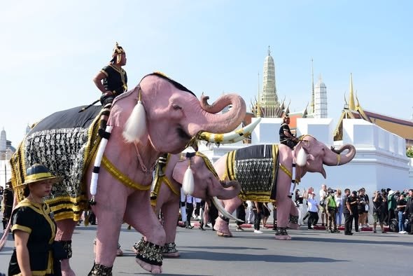 Церемония почтения королеве-матери Сирикит