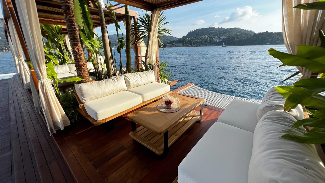 Пляжный клуб на воде в Пхукете