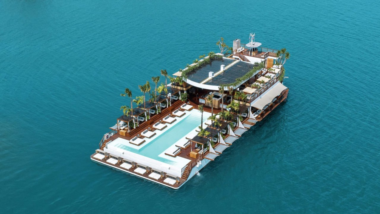 Пляжный клуб на воде в Пхукете