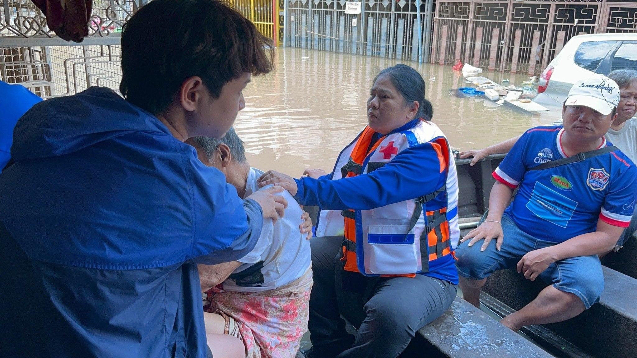 Военные медики помогают в Хатъяй