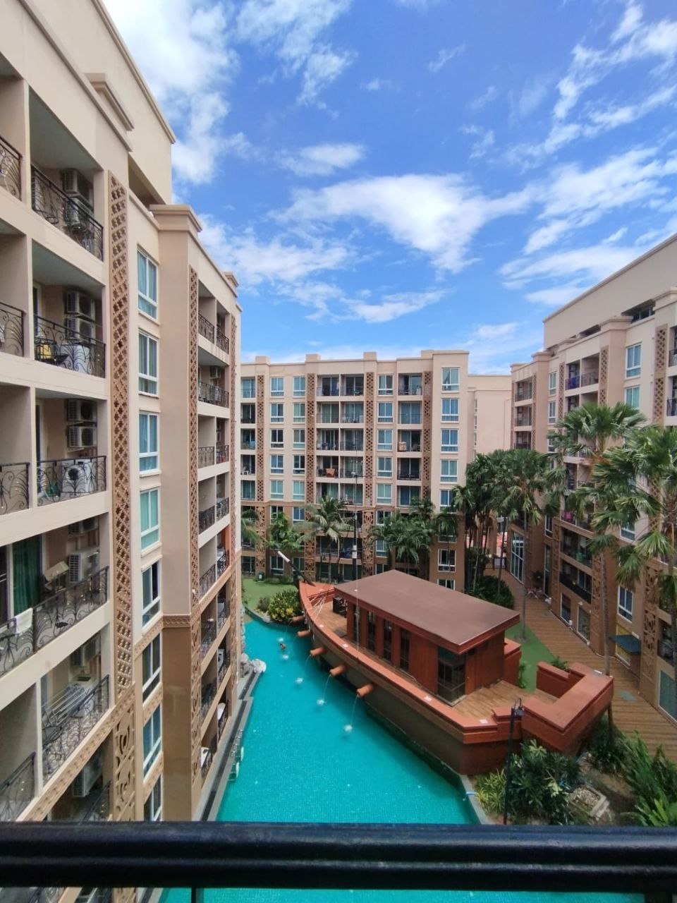 Аренда квартиры с видом на бассейн