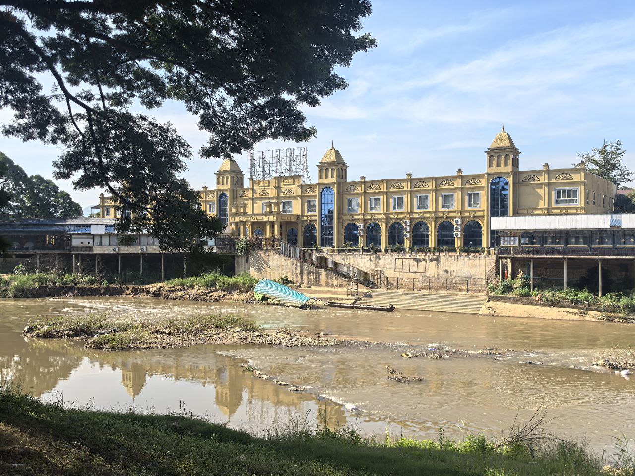 Ограничения для фарангов в Мьянме