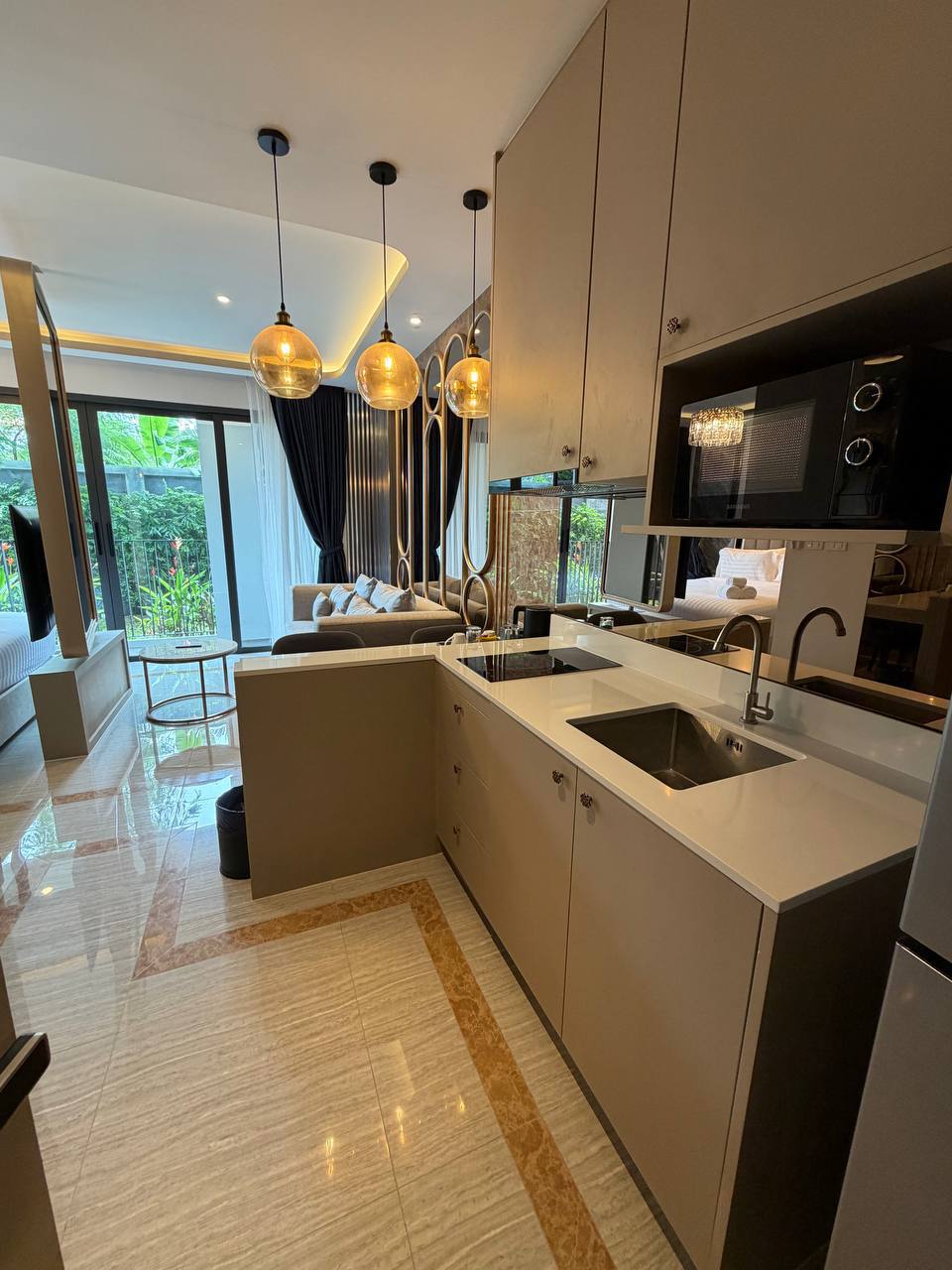 Новая студия с бассейном и залом