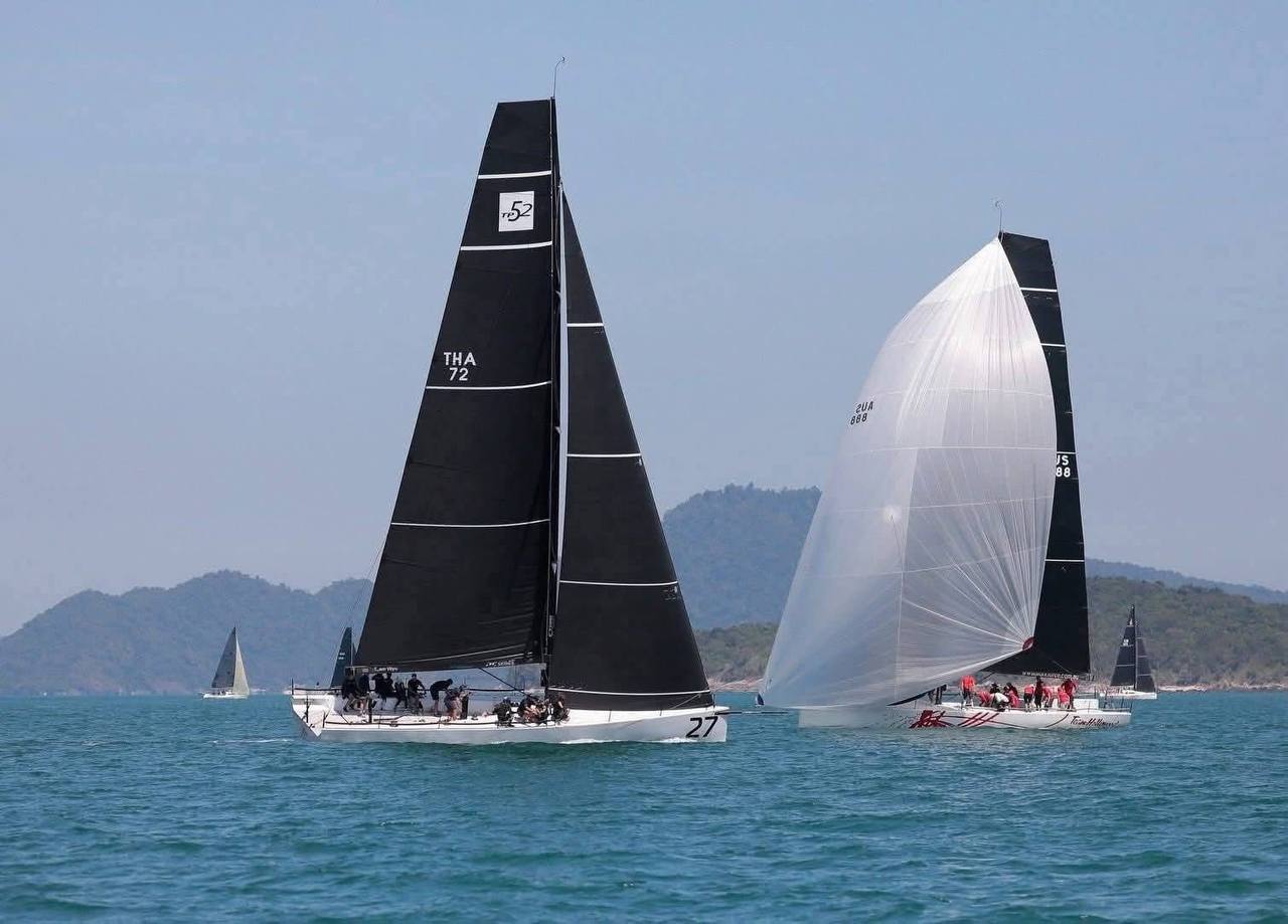 Королева Таиланда победила в регате