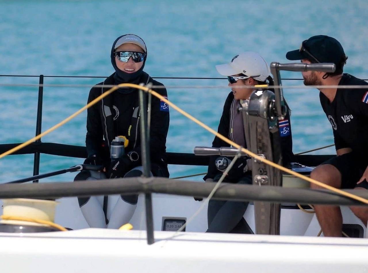 Королева Таиланда победила в регате