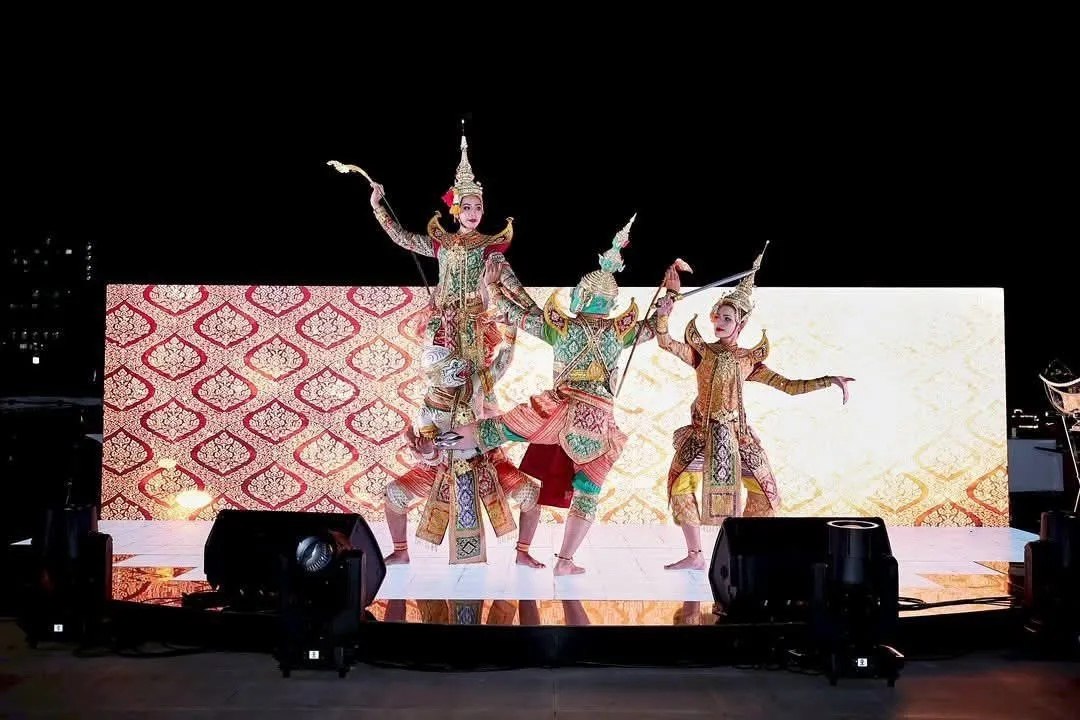 Световое шоу на реке Чаупхрая в Бангкоке