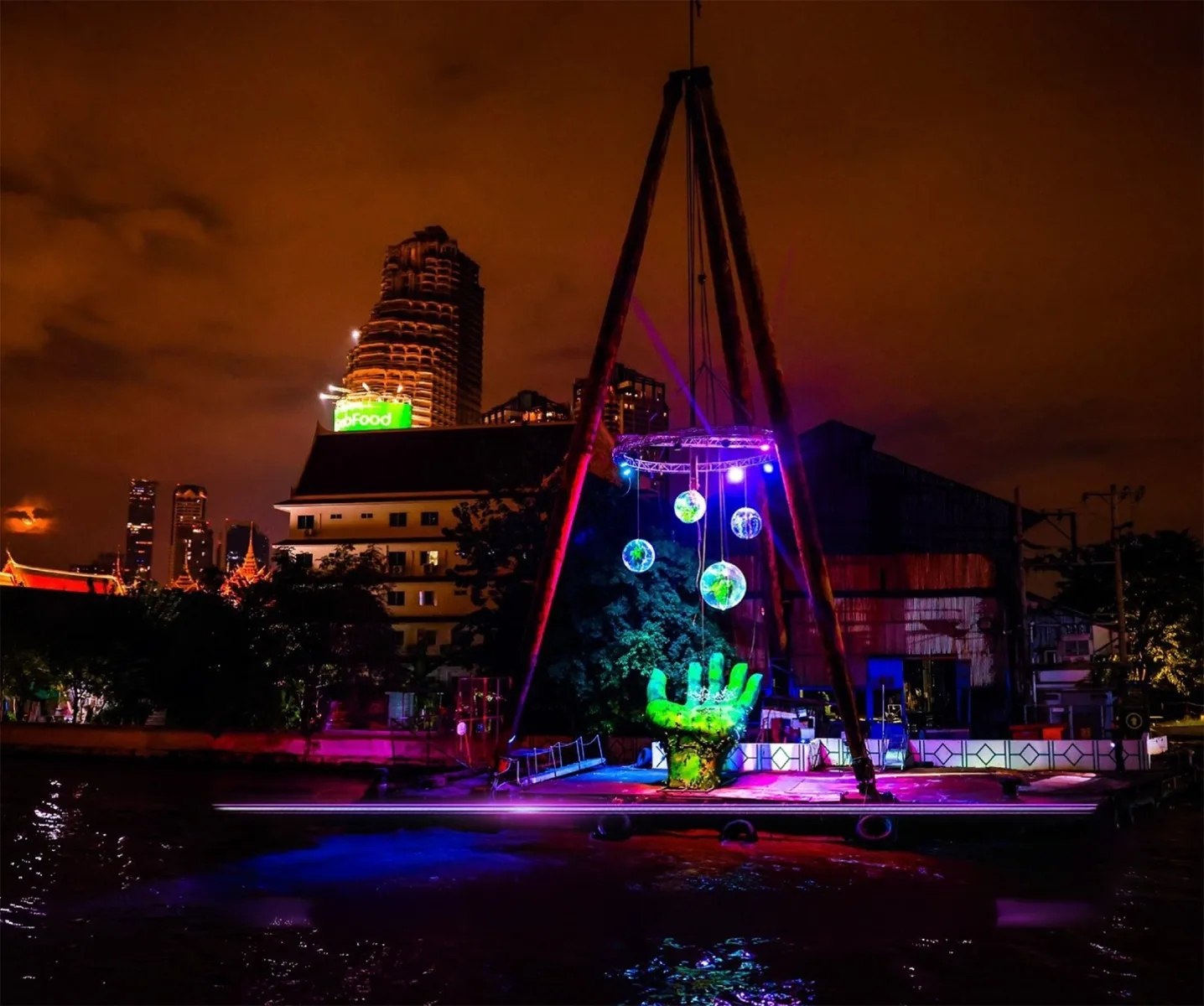 Световое шоу на реке Чаупхрая в Бангкоке