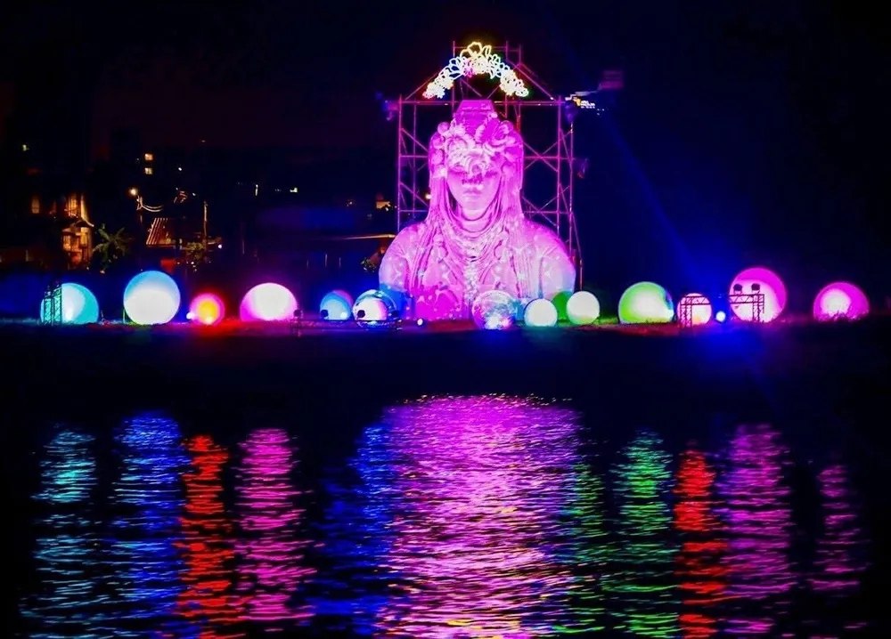 Световое шоу на реке Чаупхрая в Бангкоке