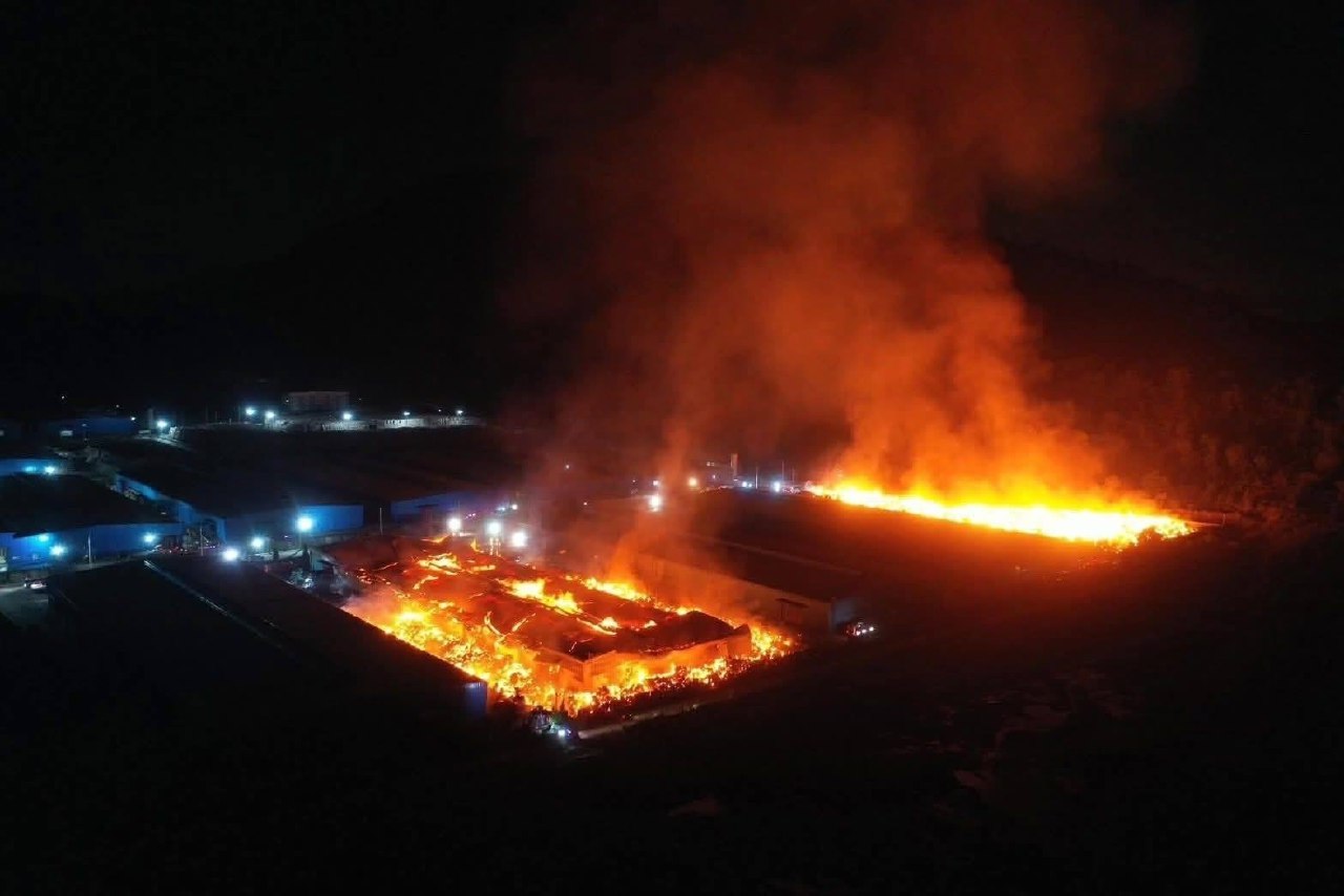 Пожар на заводе в Чонбури