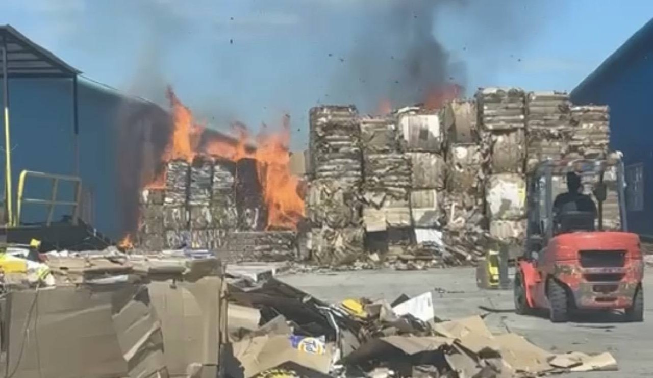 Пожар на заводе в Чонбури