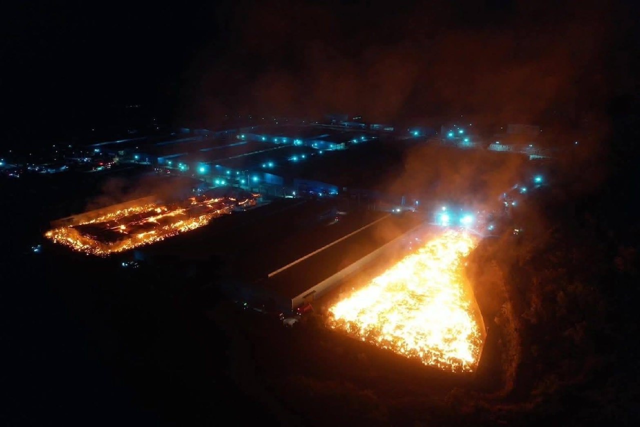 Пожар на заводе в Чонбури