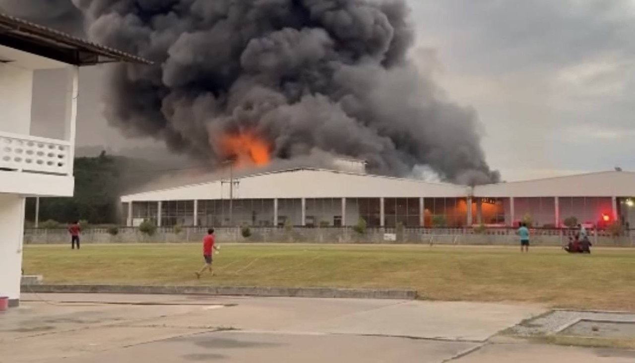 Пожар на заводе в Чонбури